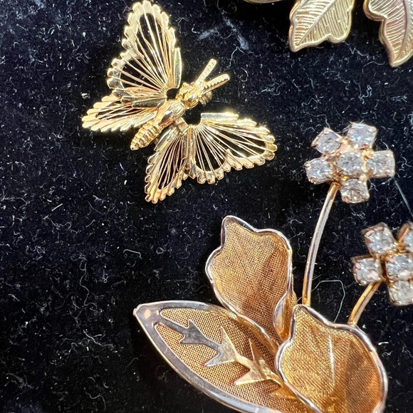 Lot 3 Six Brooches all Gold Accent Pins all Gold Plated. - Picture 4 of 9